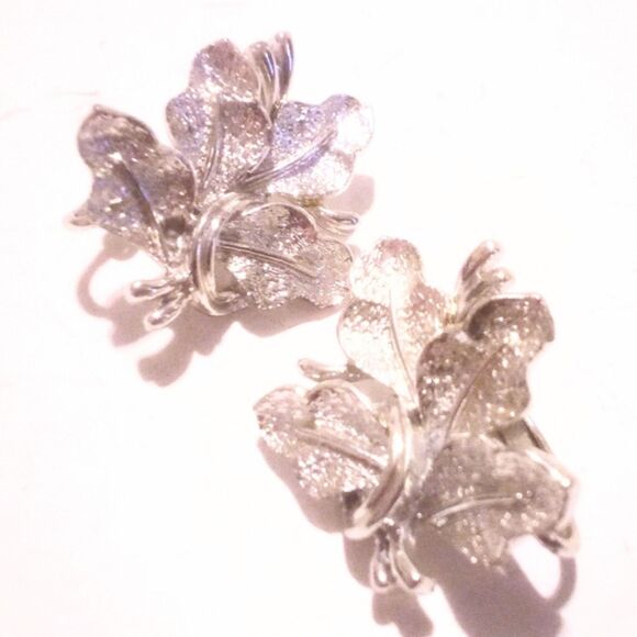 Vintage Sarah Coventry Silvery Leaf Clip Earrings - Picture 2 of 3